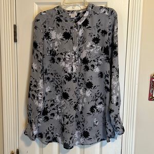 Liz claiborne gray floral tunic. Size L